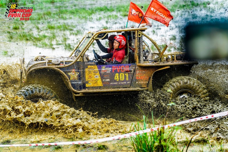 Muôn vẻ cảm xúc trên gương mặt lấm lem của các tay đua PVOIL VOC 2025