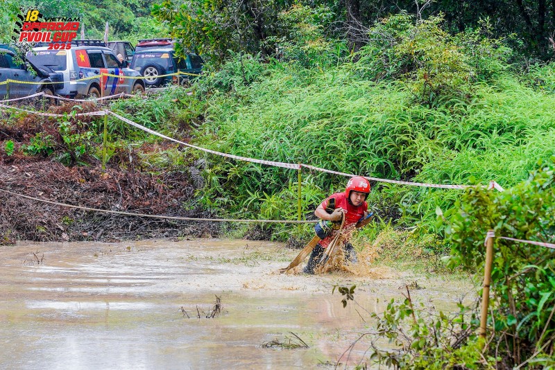 Muôn vẻ cảm xúc trên gương mặt lấm lem của các tay đua PVOIL VOC 2025