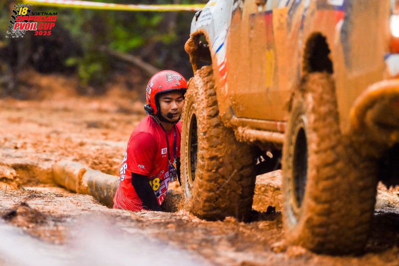 Muôn vẻ cảm xúc trên gương mặt lấm lem của các tay đua PVOIL VOC 2025