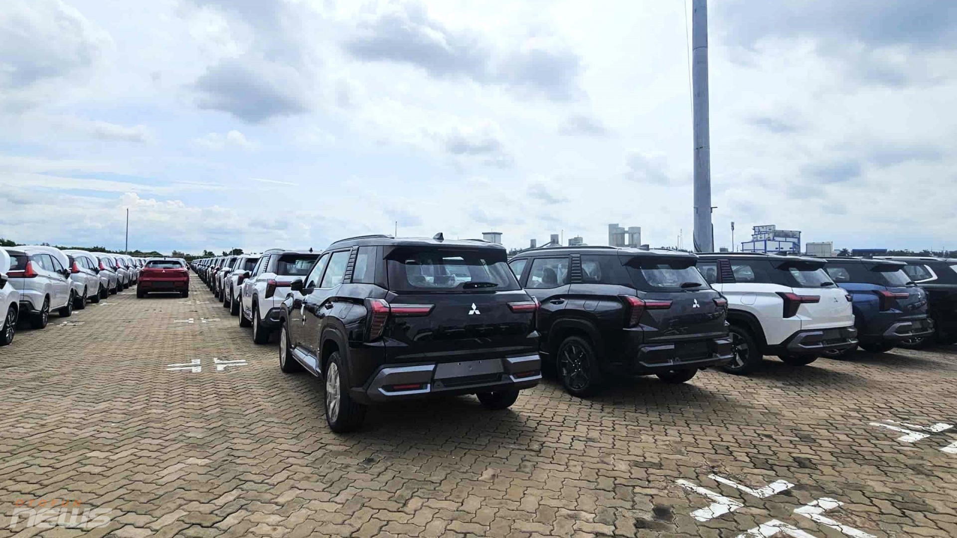 Lô xe Mitsubishi Destinator cập cảng Việt Nam, chuẩn bị ra mắt đầu tháng 12 Lô xe Mitsubishi Destinator cập cảng Việt Nam, chuẩn bị ra mắt đầu tháng 12