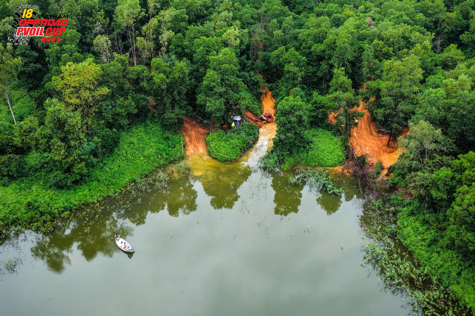 Thời tiết mưa dầm kéo dài càng làm tôn lên cái đẹp của rừng xanh và đường đất tương phản
