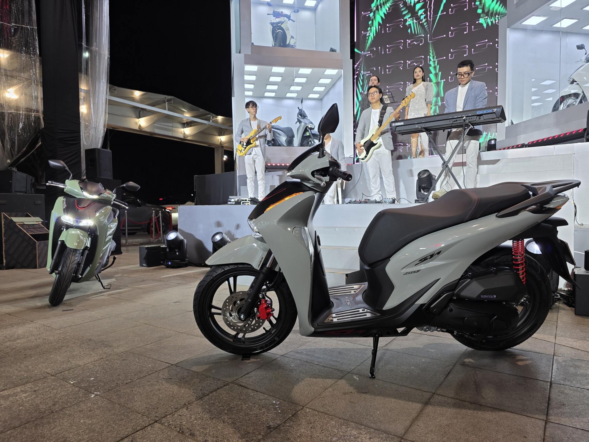 Honda SH và Air Blade 2026 ra mắt tại Việt Nam, giá cao nhất 104,3 triệu đồng