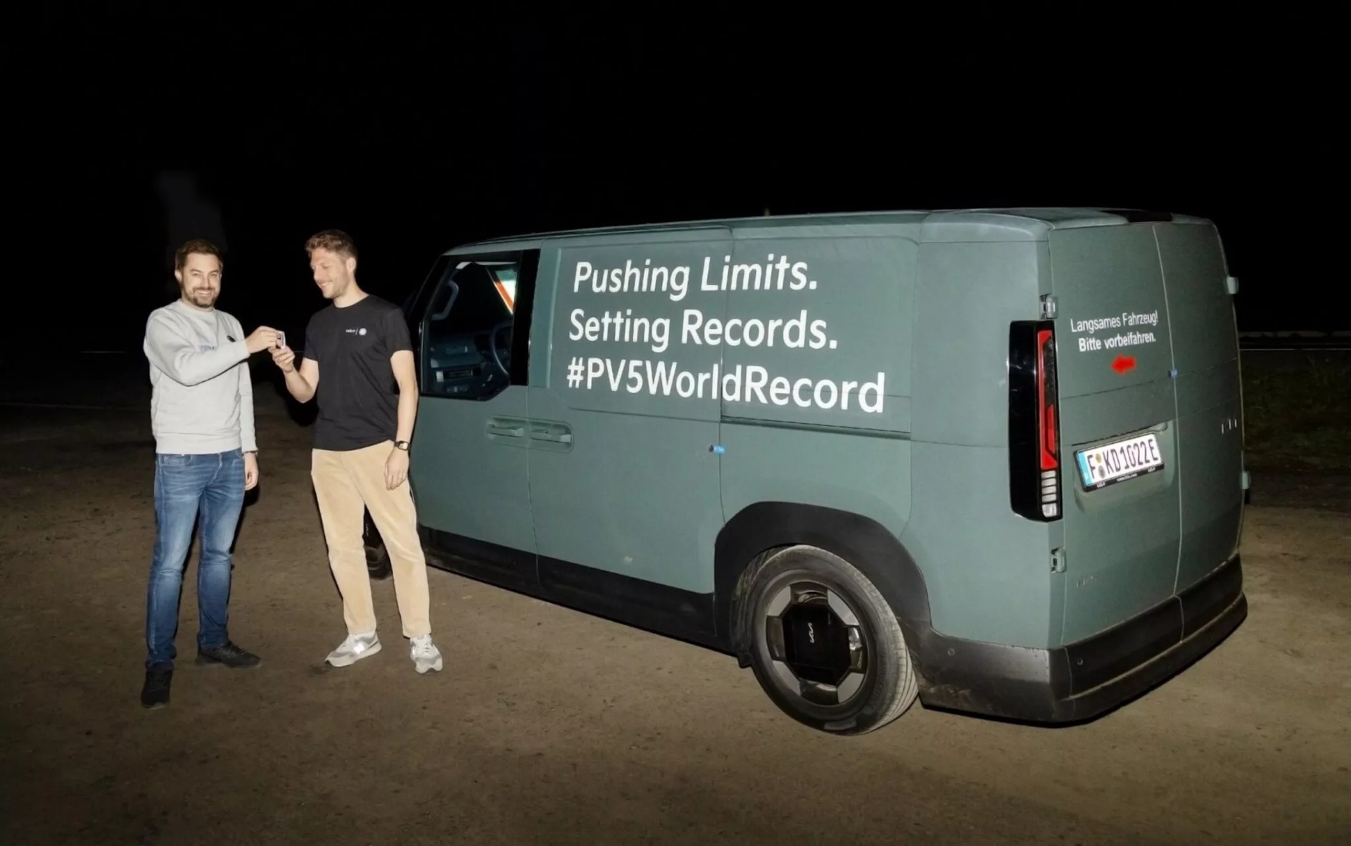  George Barrow, nhà báo chuyên viết về xe thương mại, và Christian Nigemeier, kỹ sư cao cấp tại Trung tâm Kỹ thuật Hyundai Motor châu Âu là hai người cầm lái