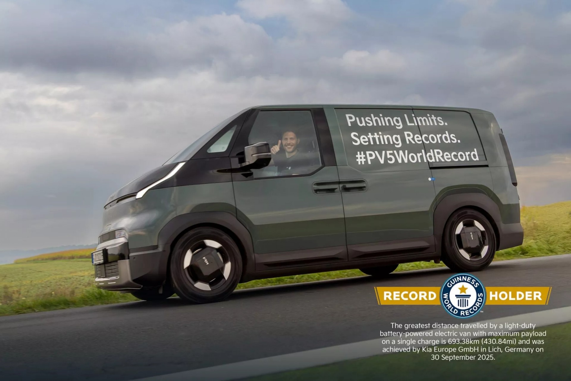 Xe van điện Kia PV5 Cargo thiết lập Kỷ lục Guinness Thế giới khi chạy gần 700 km chỉ với một lần sạc và chở tải trọng tối đa