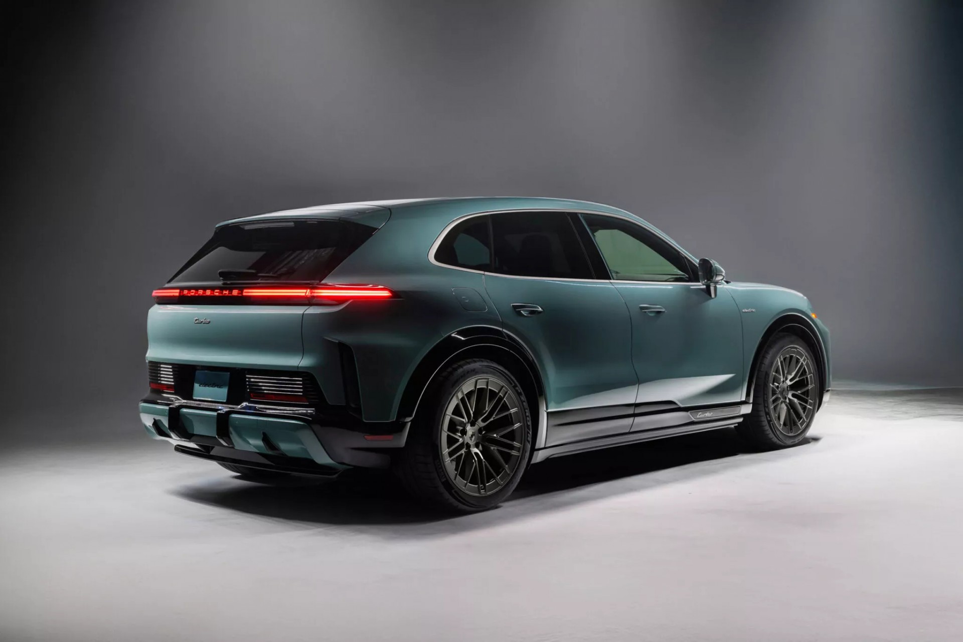 Phía sau của Porsche Cayenne Turbo Electric 2026