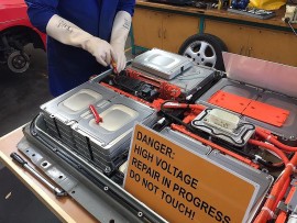 So sánh giá trị thiệt hơn giữa động cơ đốt trong và cụm pin xe điện