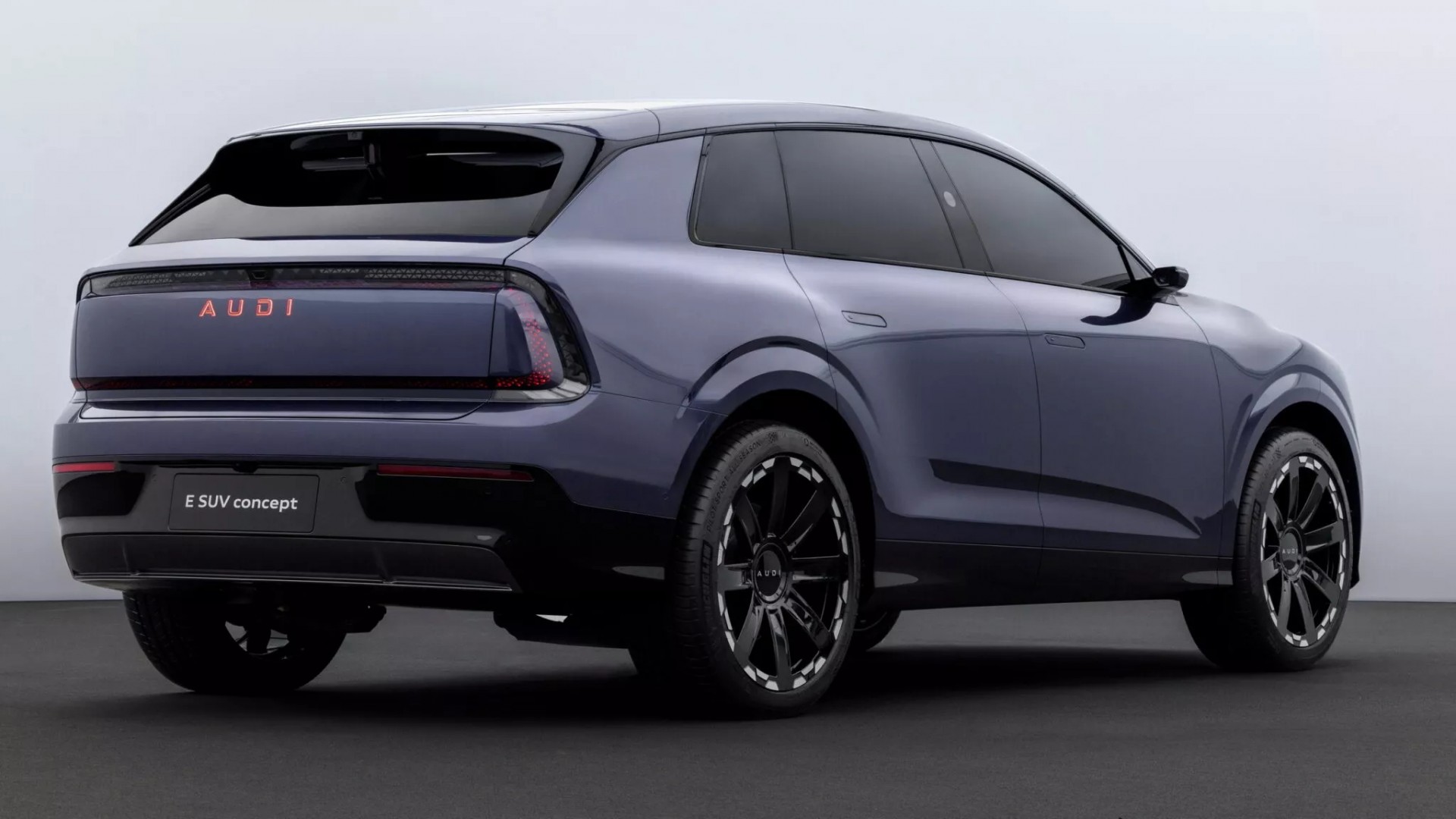 Phía sau của AUDI E SUV Concept