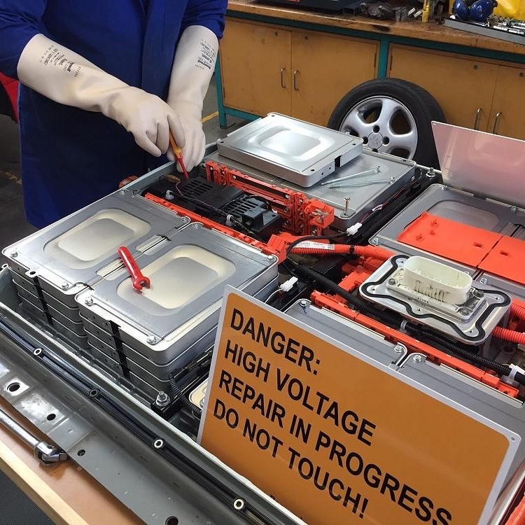 So sánh giá trị thiệt hơn giữa động cơ đốt trong và cụm pin xe điện