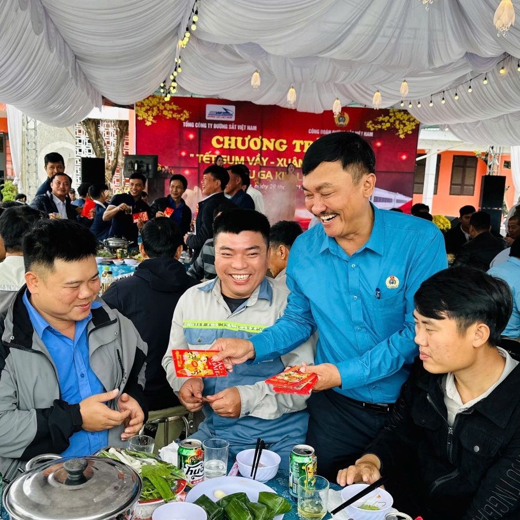Buổi tiệc tất niên ấm áp của công nhân ngành Đường sắt