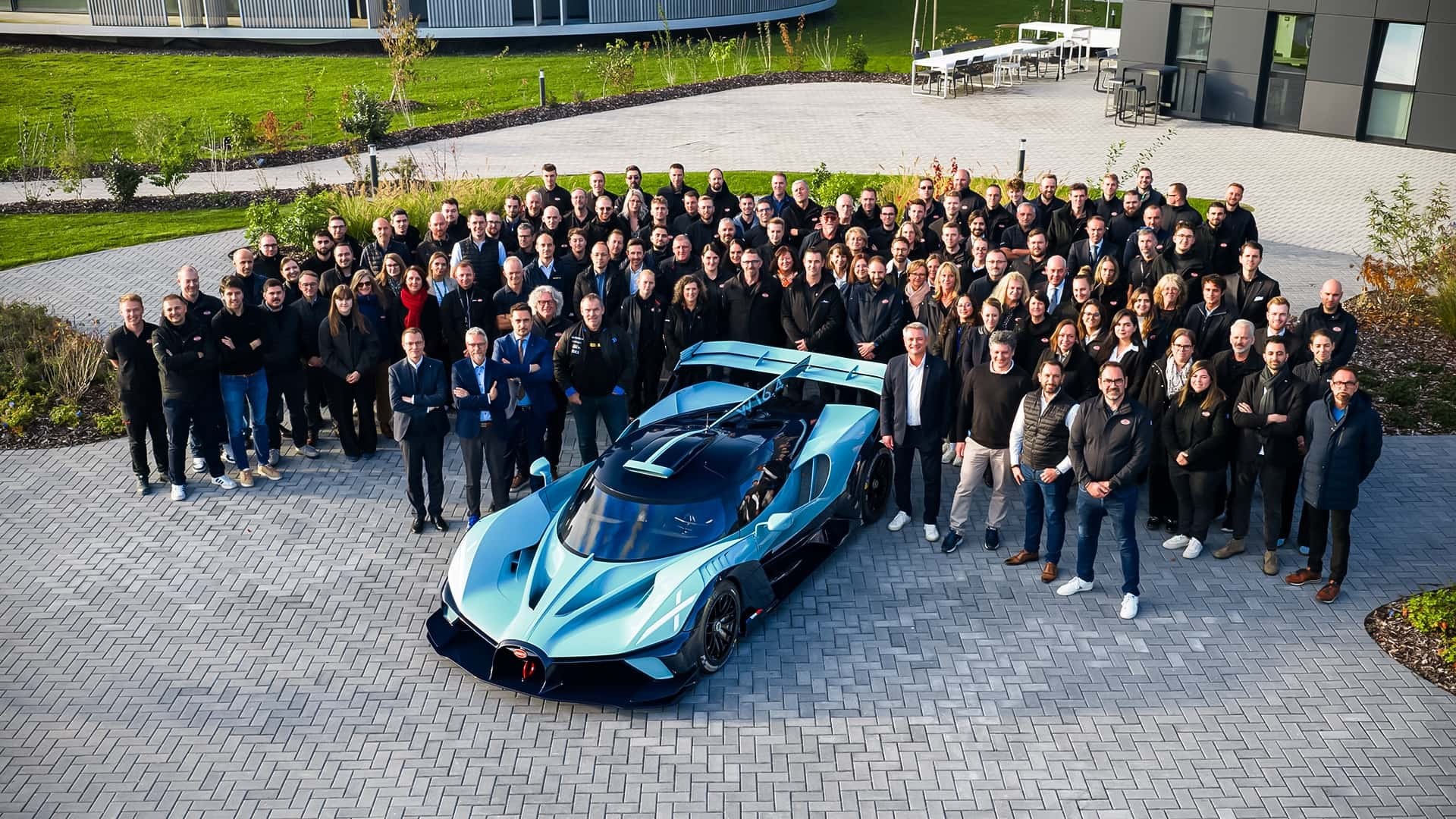 Bugatti xuất xưởng siêu xe Bolide cuối cùng, sắp ngừng sản xuất hàng loạt động cơ W16 huyền thoại Bugatti Bolide trang bị động cơ W16 dung tích 8.0 lít kèm 4 bộ tăng áp huyền thoại của thương hiệu Pháp