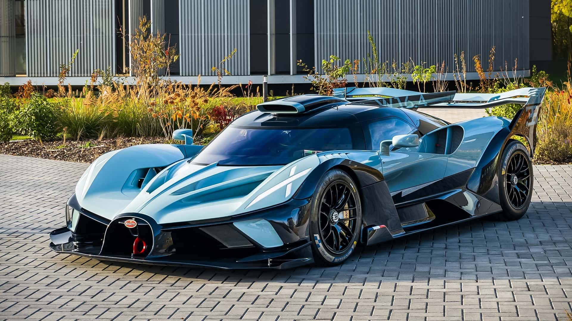 Bugatti xuất xưởng siêu xe Bolide cuối cùng, sắp ngừng sản xuất hàng loạt động cơ W16 huyền thoại Siêu xe Bugatti Bolide cuối cùng đã xuất xưởng và được bàn giao đến chủ nhân