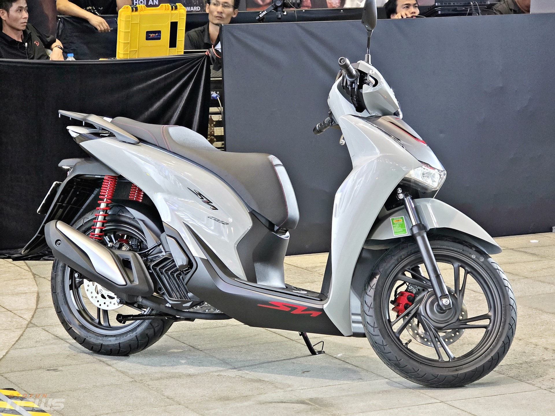 Cận cảnh Honda SH 2026 với thiết kế mới và màn hình TFT