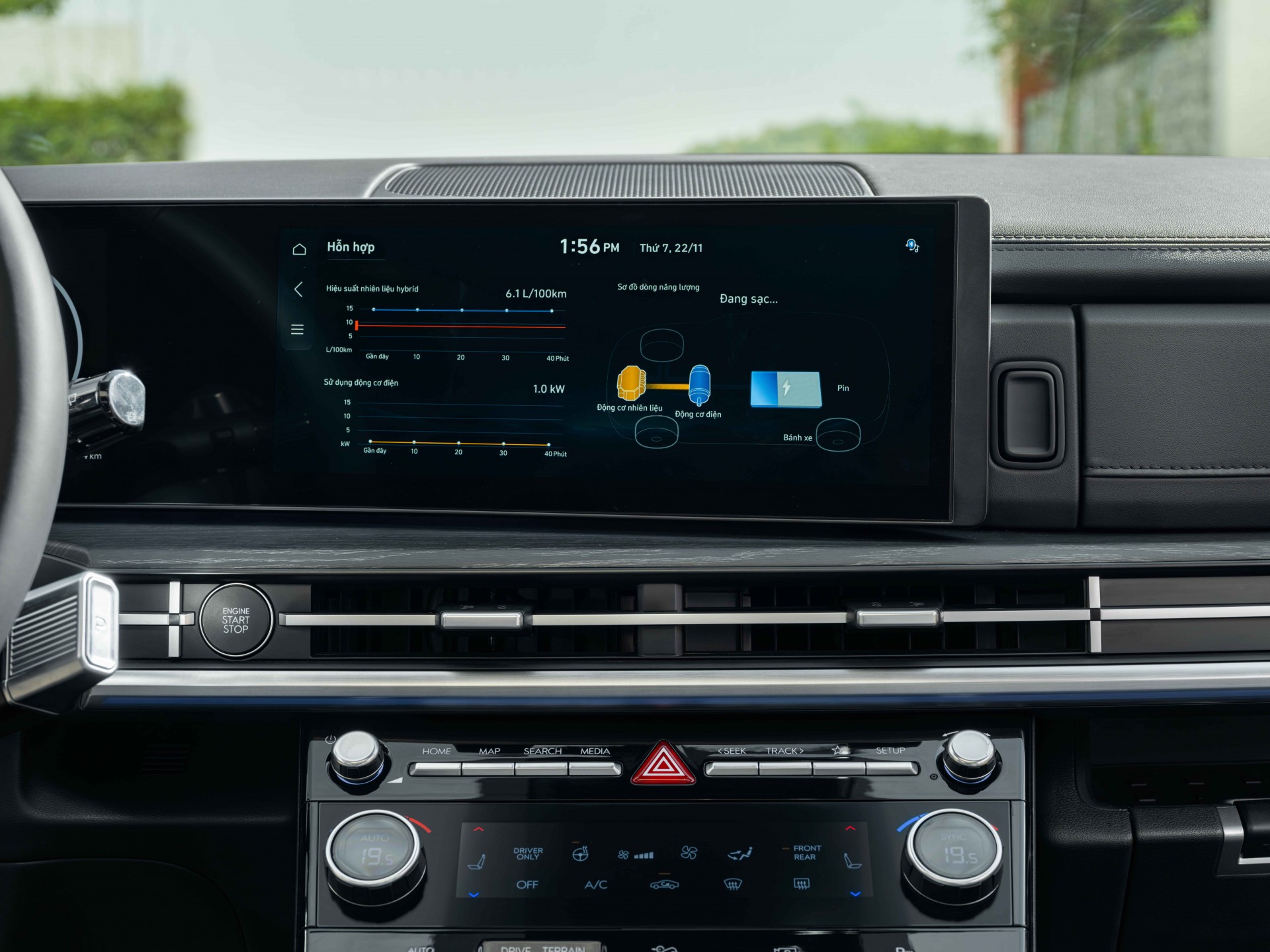 Hyundai Santa Fe Hybrid ra mắt Việt Nam, giá 1,369 tỷ đồng