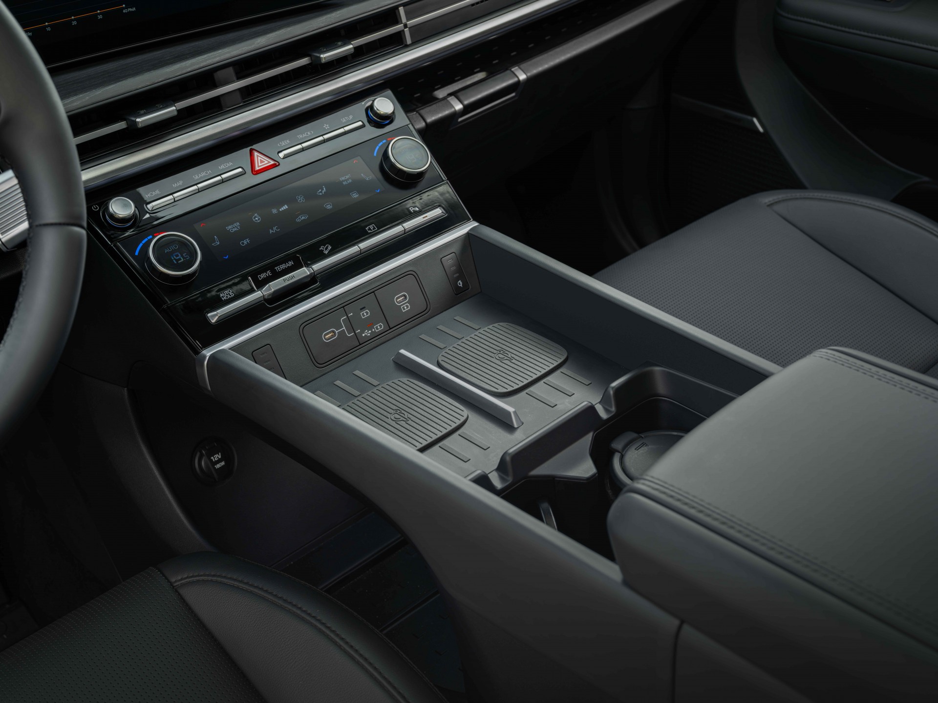 Hyundai Santa Fe Hybrid ra mắt Việt Nam, giá 1,369 tỷ đồng