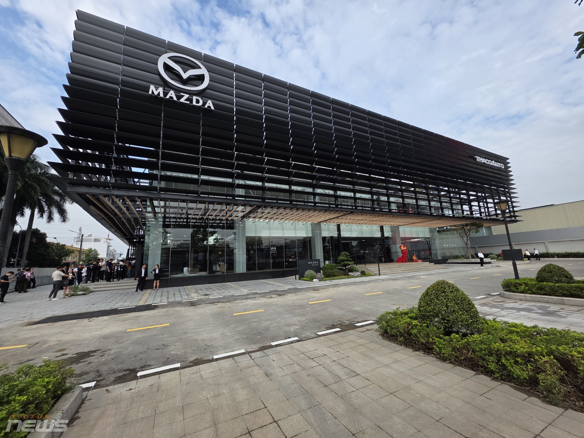 Mazda khai trương showroom flagship đầu tiên tại Đông Nam Á