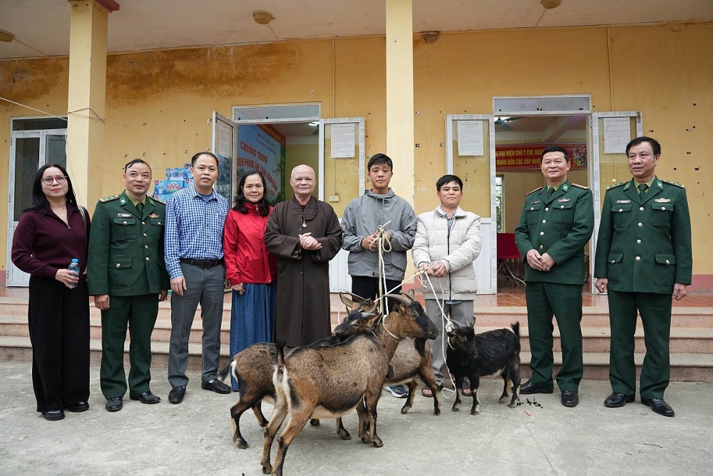 Xuân Biên phòng, ấm lòng dân bản” lan tỏa nghĩa tình nơi biên giới Bản Lầu