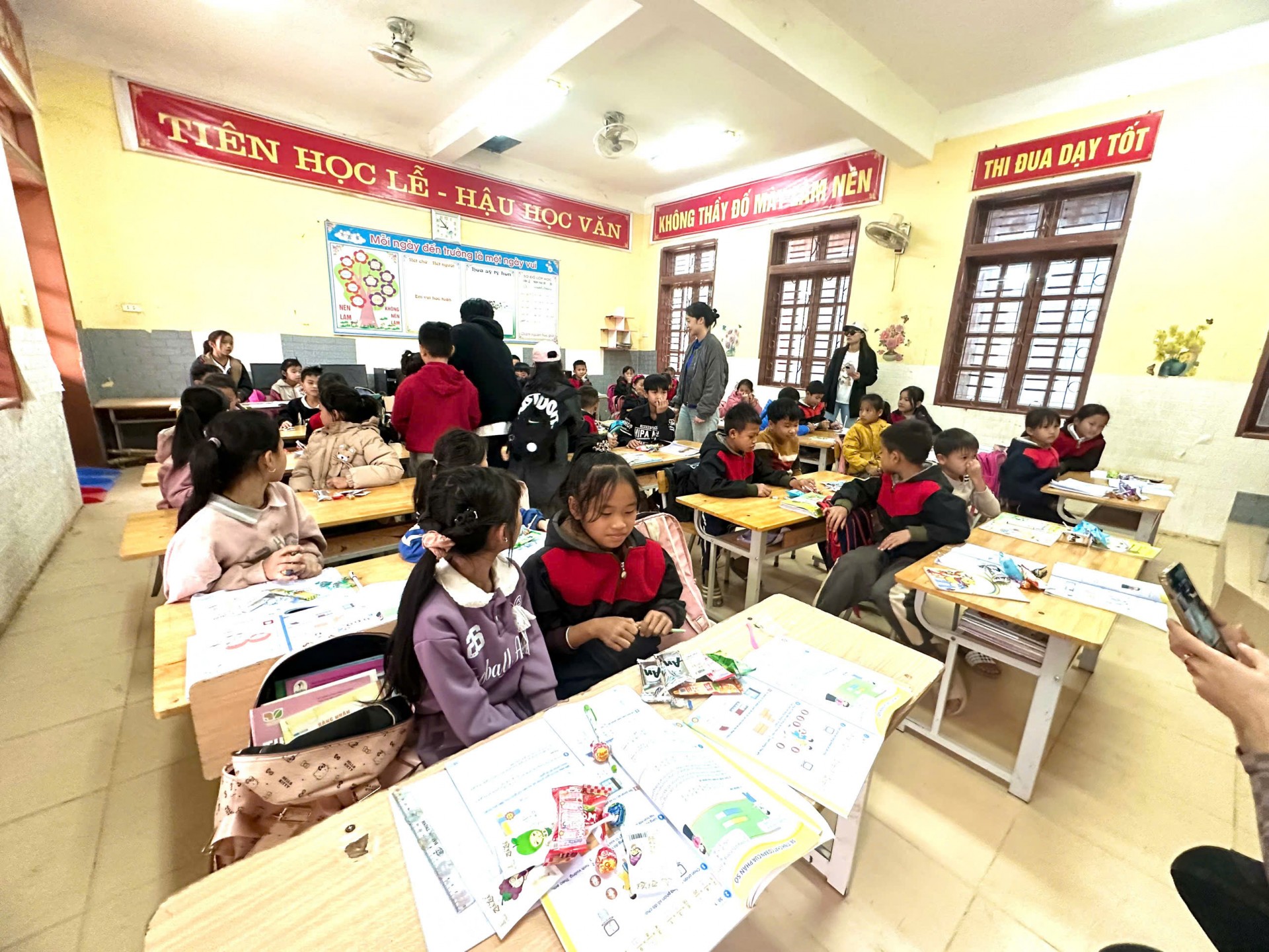 Ford đồng hành cùng “Sưởi ấm bản cao 2025” trên hành trình mang hơi ấm tới Bó Sinh