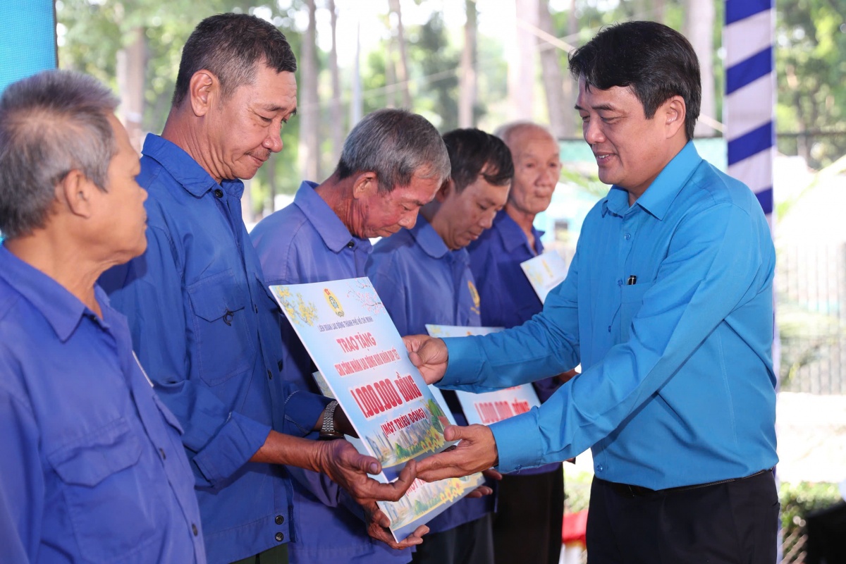 “Chợ Tết Công đoàn – Xuân 2026” tại TP HCM thu hút trên 10.000 lượt người lao động