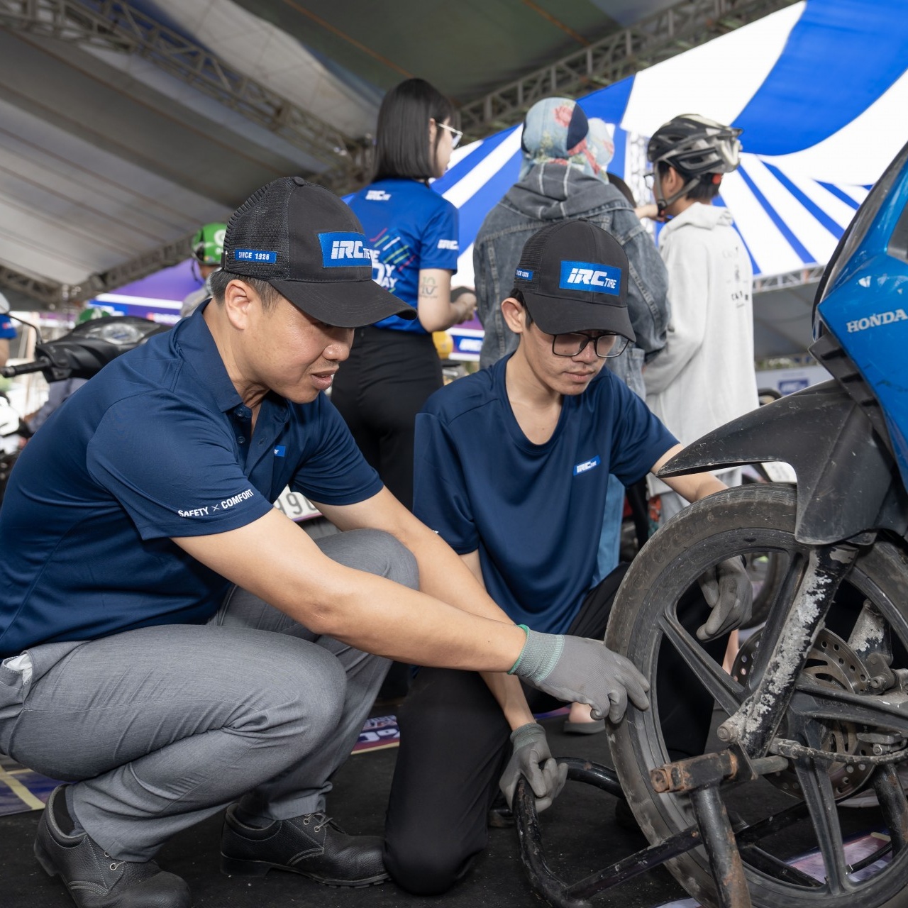 Hơn 1.200 công nhân được bảo dưỡng xe máy miễn phí dịp cuối năm