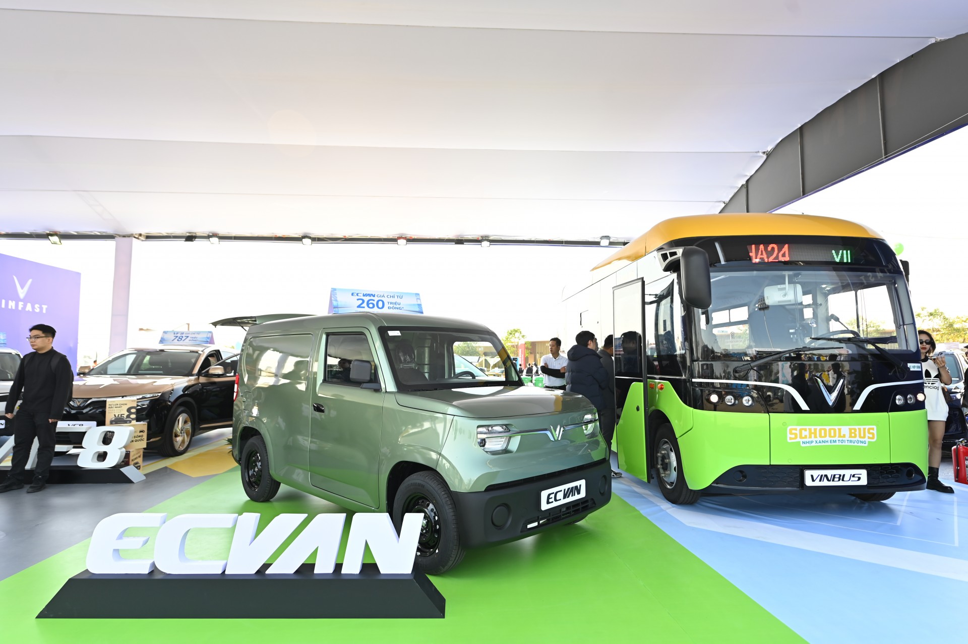VinFast lần đầu trình diễn toàn bộ hệ sinh thái giao thông xanh