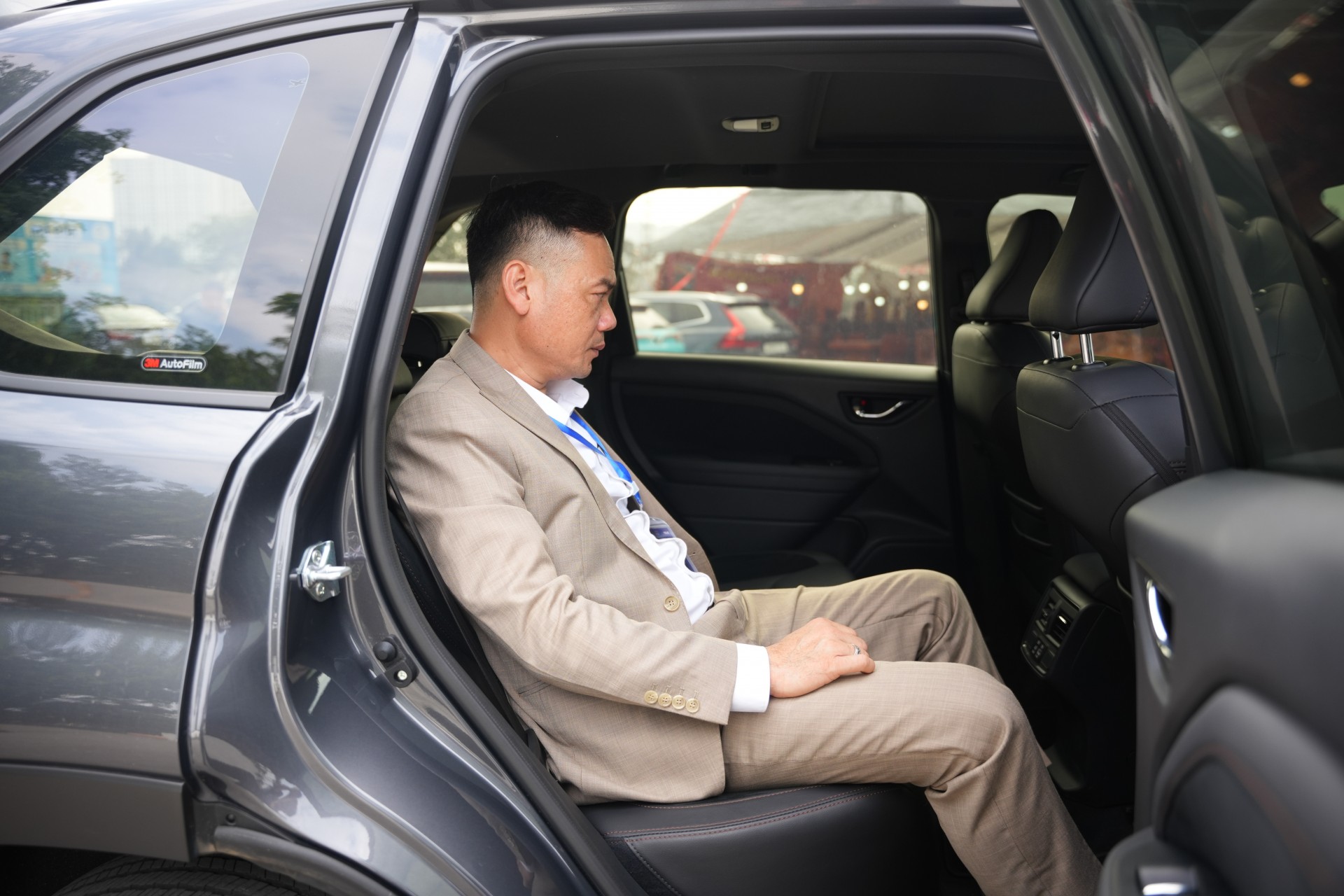 Khoang lái của xe đủ rộng rãi cho cả ghế trước và sau, mang lại sự thoải mái cho người dùng