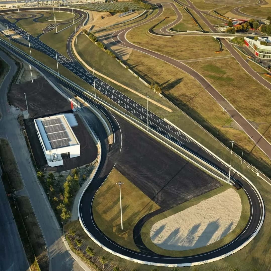 Ferrari mở đường thử xe mới, tập trung cho xe điện và hybrid trong tương lai