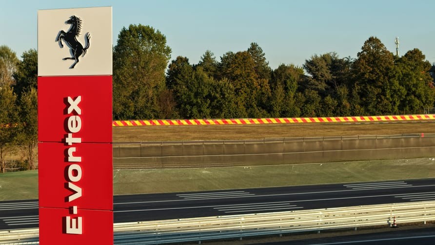 Ferrari mở đường thử xe mới, tập trung cho xe điện và hybrid trong tương lai Ferrari mở đường thử xe mới, tập trung cho xe điện và hybrid trong tương lai