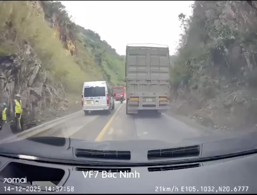 Cận cảnh pha xử lý cực nhanh của tài xế VinFast VF 7 thoát vụ sạt lở trên Quốc lộ 6