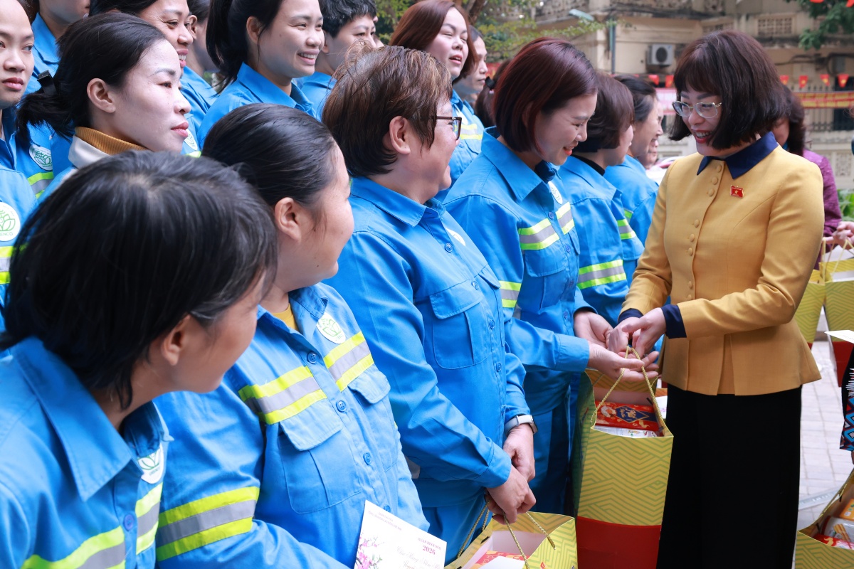 Tết nghĩa tình với công nhân môi trường đô thị Hà Nội