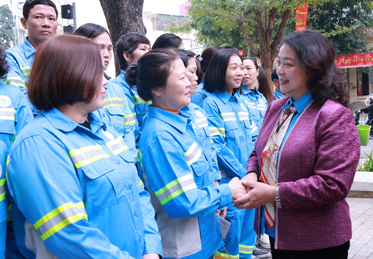 Tết nghĩa tình với công nhân môi trường đô thị Hà Nội