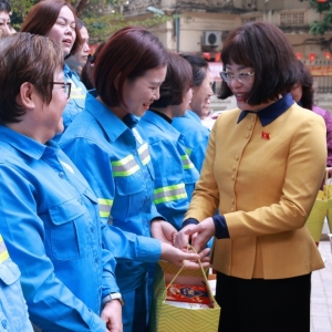 Tết nghĩa tình với công nhân môi trường đô thị Hà Nội