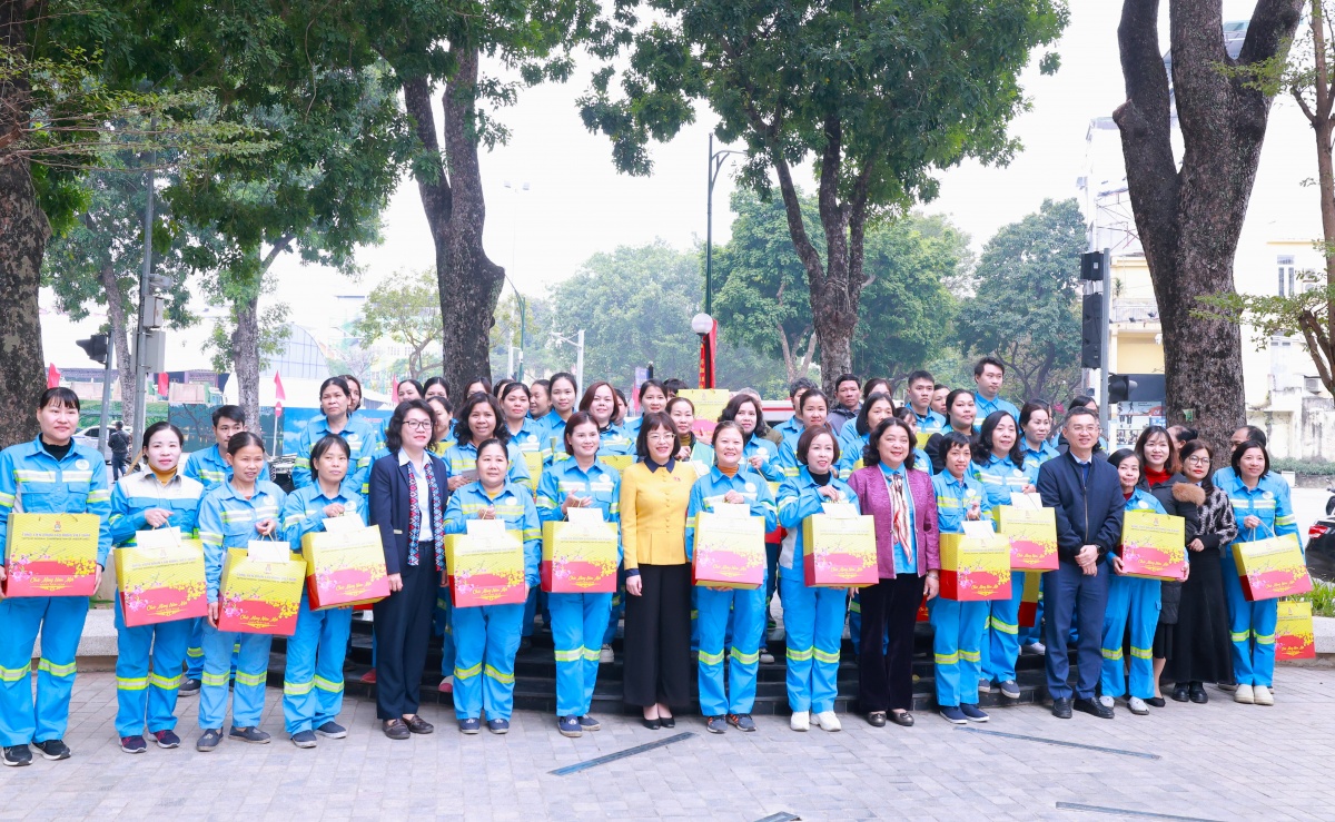 Tết nghĩa tình với công nhân môi trường đô thị Hà Nội