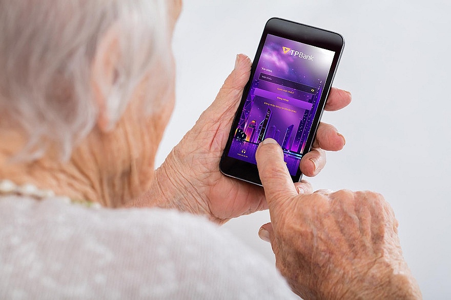 Hiện nay, người cao tuổi trong cả nước nói chung, vùng nông thôn nói riêng dùng điện thoại thông minh (smartphone) ngày càng phổ biến. Ảnh: Internet