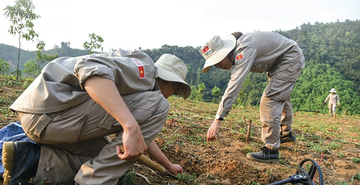 Công việc rà phá bom mìn được thực hiện phải thận trọng, tỉ mỉ, chú ý toàn tâm. Ảnh: TGCC.