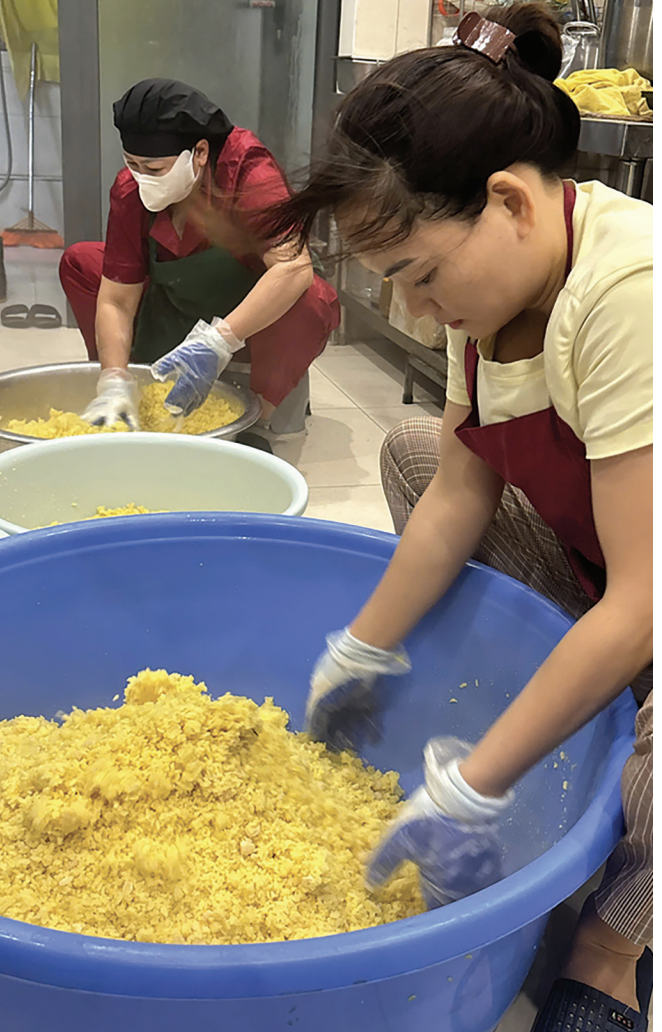 Chị Hạnh và nhân công đang hoàn thiện quy trình làm xôi.