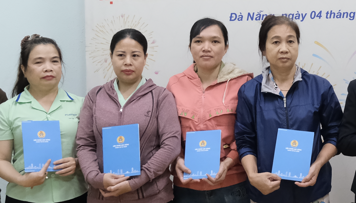 Công đoàn đến tận phòng thăm hỏi, trao quà Tết cho công nhân