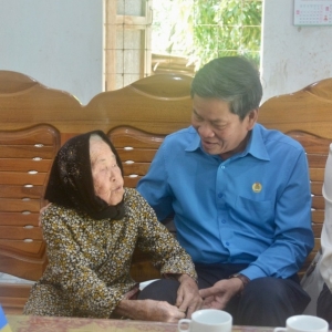 Tổng LĐLĐ Việt Nam tri ân Mẹ Việt Nam Anh hùng Nguyễn Thị Thành