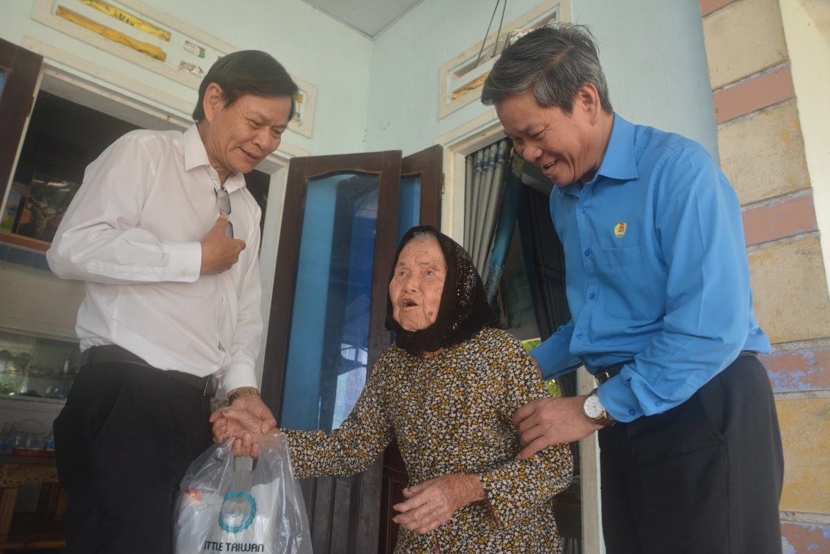 Tổng LĐLĐ Việt Nam tri ân Mẹ Việt Nam Anh hùng Nguyễn Thị Thành