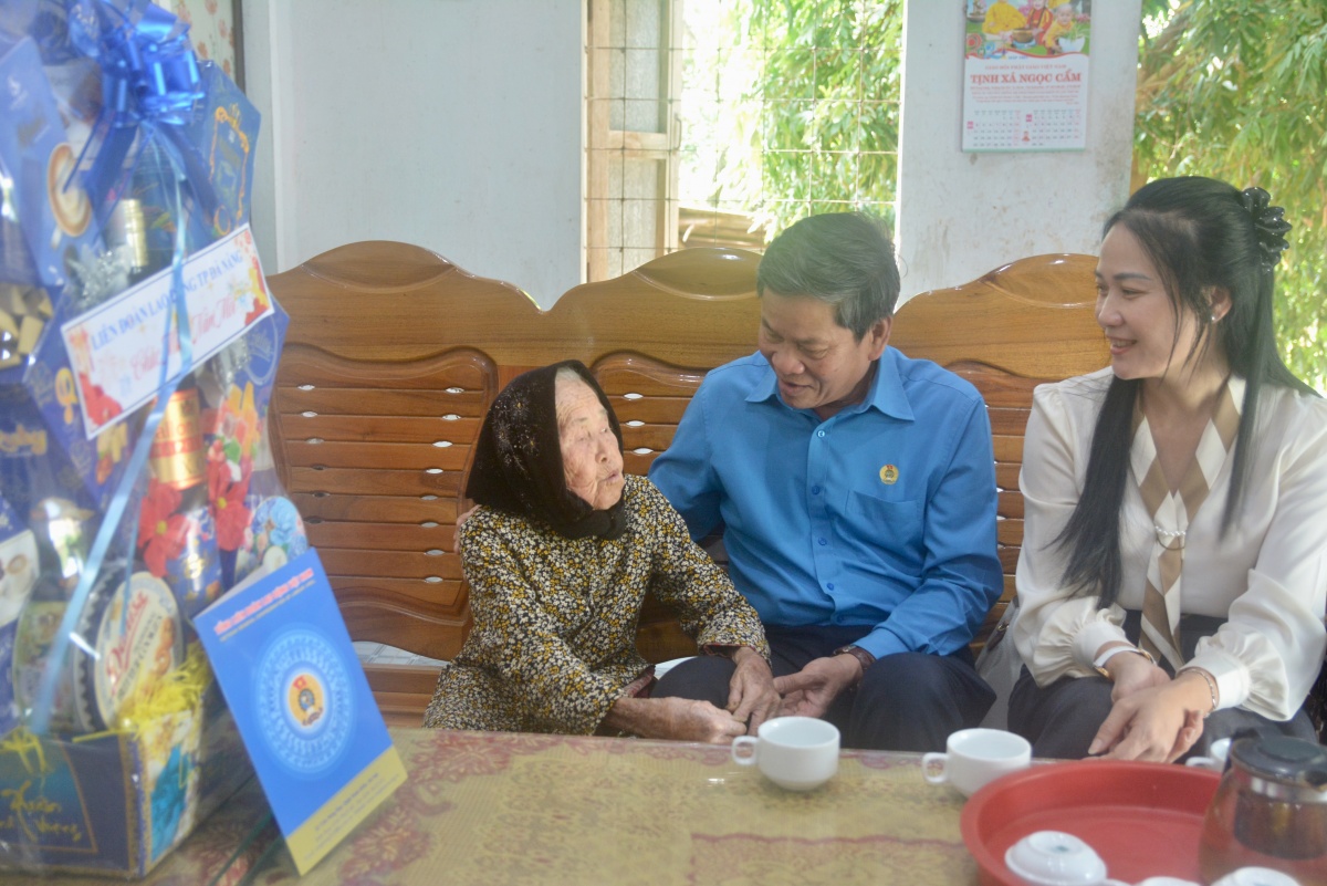 Tổng LĐLĐ Việt Nam tri ân Mẹ Việt Nam Anh hùng Nguyễn Thị Thành