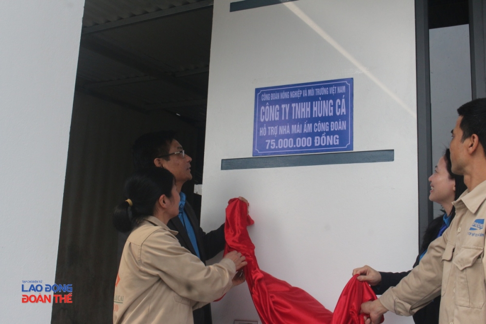 Đồng chí Phan Thị Huệ và đồng chí Đỗ Đức Hùng biển hỗ trợ Xây nhà “Mái ấm Công đoàn” cho gia đình đoàn viên có hoàn cảnh khó khăn về nhà ở do Công ty TNHH Hùng Cá hỗ trợ (số tiền 75 triệu đồng/căn). Ảnh: Nguyễn Việt Đồng chí Phan Thị Huệ và đồng chí Đỗ Đức Hùng biển hỗ trợ Xây nhà “Mái ấm Công đoàn” cho gia đình đoàn viên có hoàn cảnh khó khăn về nhà ở do Công ty TNHH Hùng Cá hỗ trợ (số tiền 75 triệu đồng/căn). Ảnh: Nguyễn Việt