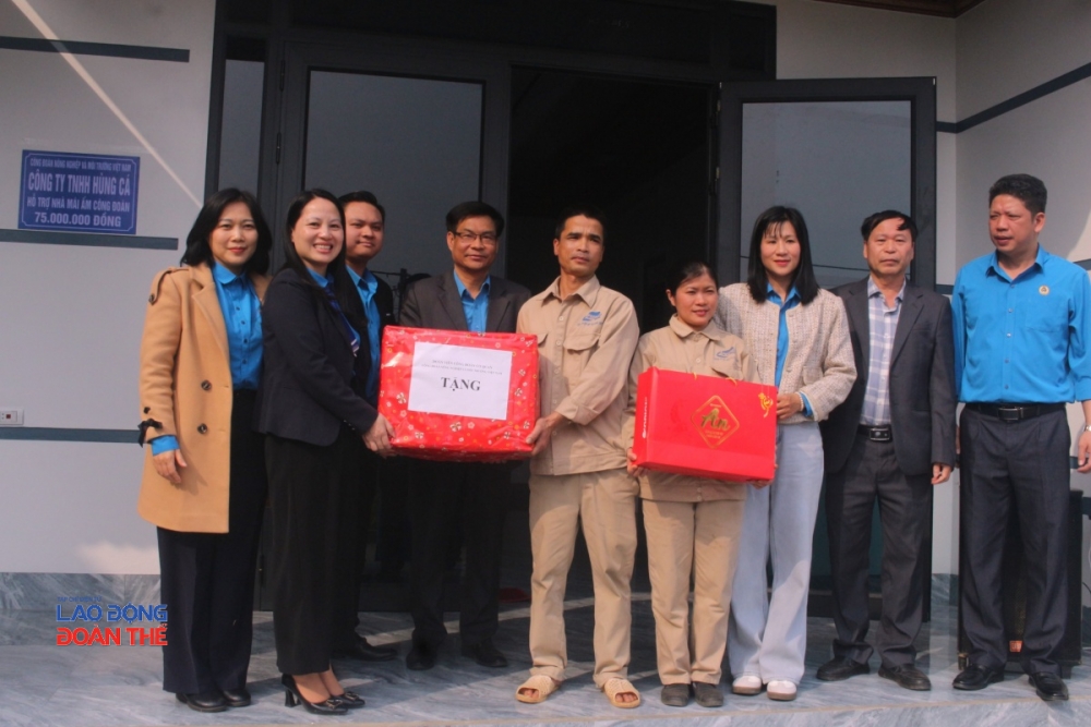 đồng chí Phan Thị Huệ cùng Lãnh đạo Công ty, BCH Công đoàn Công ty Cổ phần Vật tư Nông sản, BCH Công đoàn, đoàn viên, người lao động Công ty TNHH MTV Supe Lân Apromaco trao quà cho 50 đoàn viên, người lao động có hoàn cảnh khó khăn. Ảnh: Nguyễn Việt