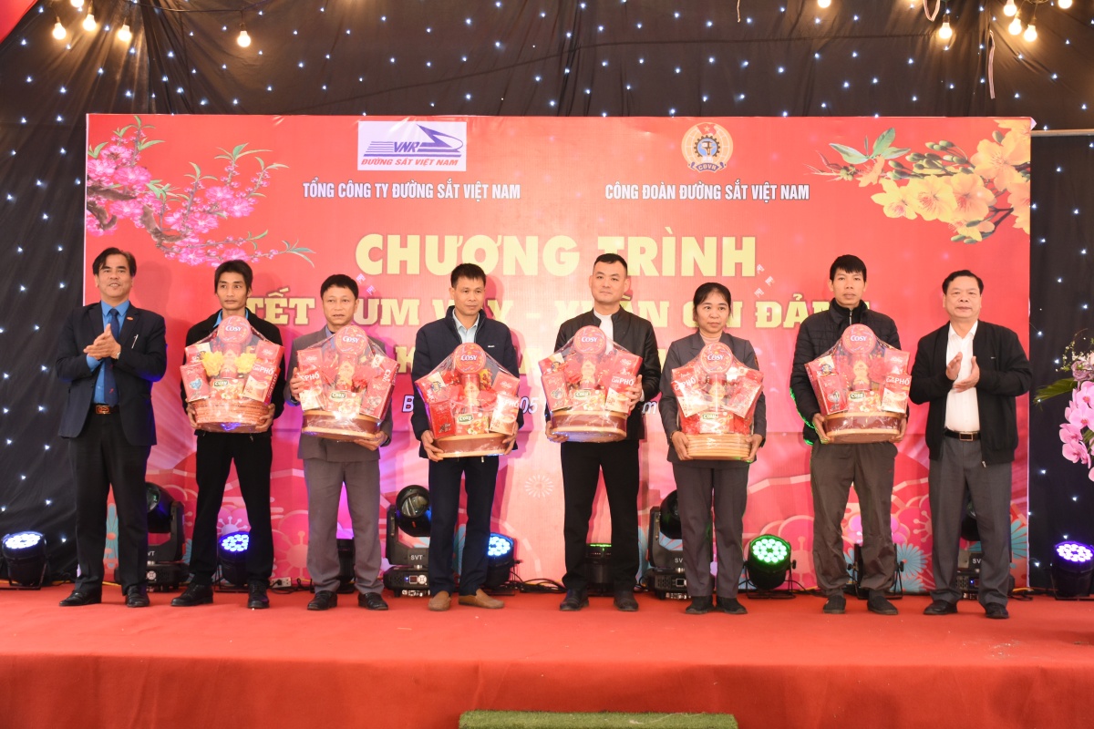 Nơi yêu thương tiếp lửa yêu thương từ những chuyến tàu Xuân