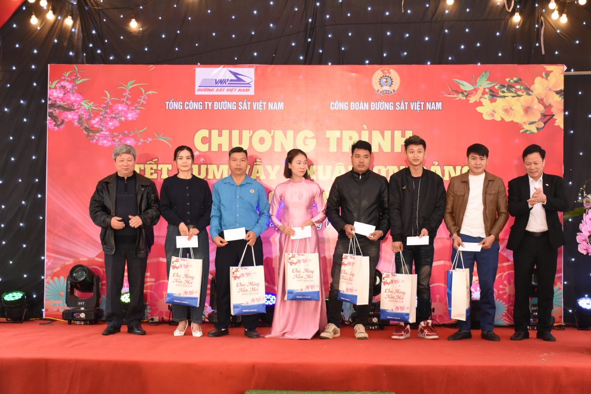 Nơi yêu thương tiếp lửa yêu thương từ những chuyến tàu Xuân