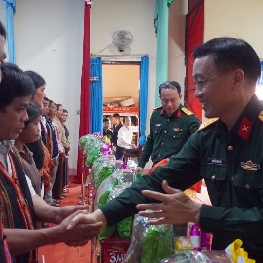 Tết ấm vùng biên: Trao quà, tiếp sức đoàn viên Đoàn KT-QP 710 và 717