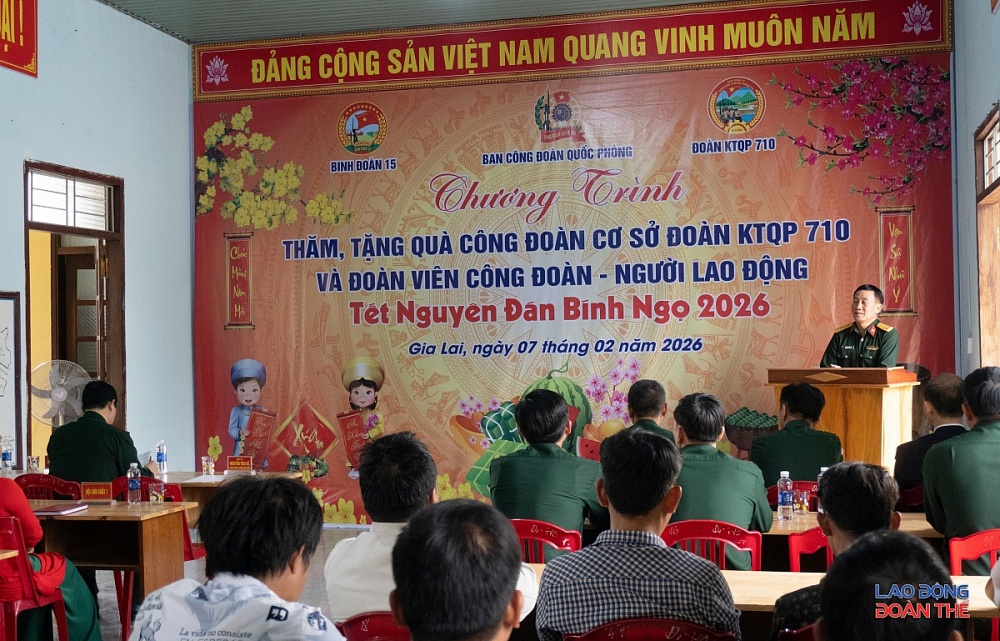 Tết ấm vùng biên: Trao quà, tiếp sức đoàn viên Đoàn KT-QP 710 và 717