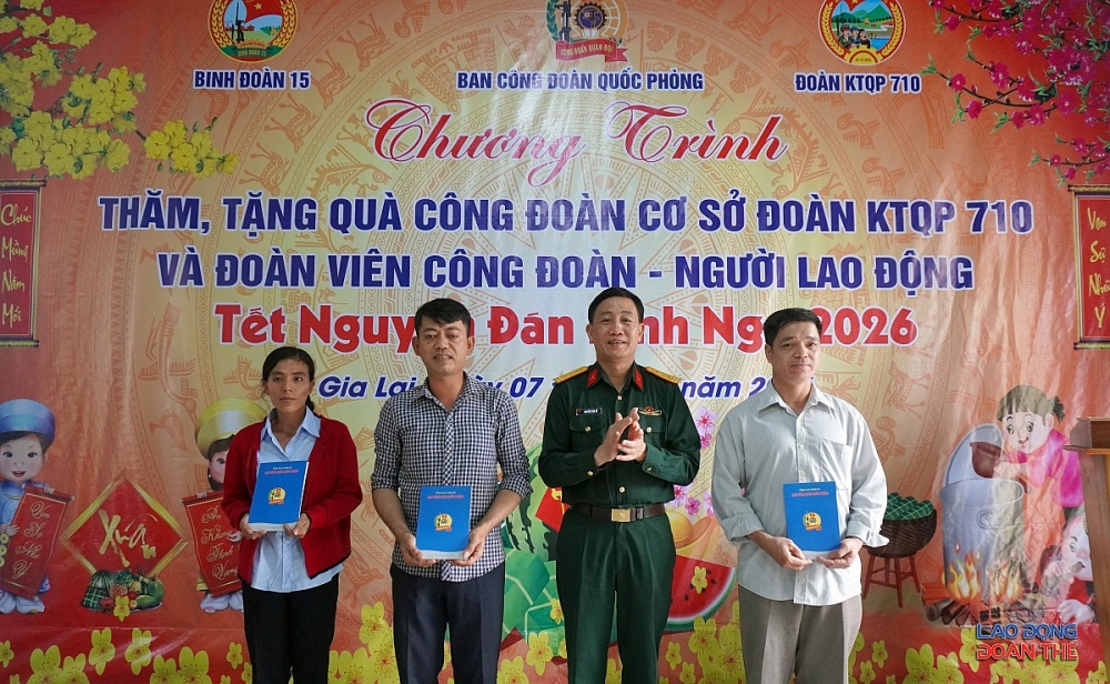 Tết ấm vùng biên: Trao quà, tiếp sức đoàn viên Đoàn KT-QP 710 và 717
