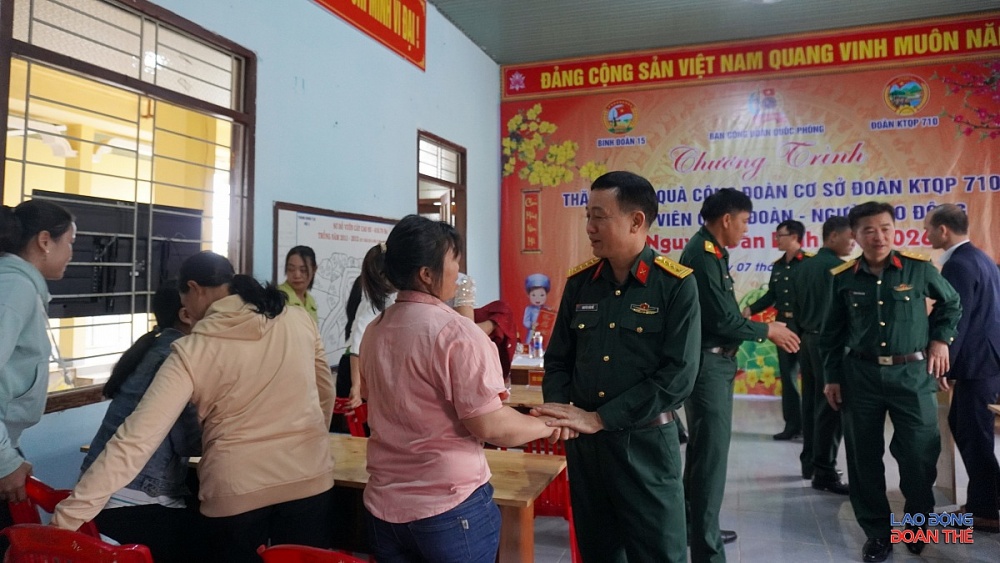 Tết ấm vùng biên: Trao quà, tiếp sức đoàn viên Đoàn KT-QP 710 và 717