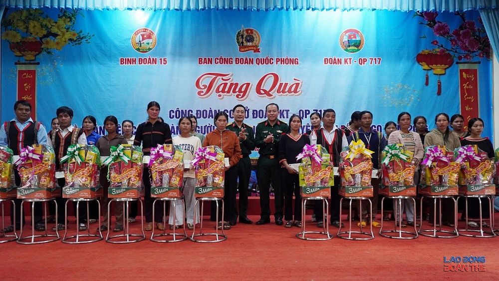 Tết ấm vùng biên: Trao quà, tiếp sức đoàn viên Đoàn KT-QP 710 và 717