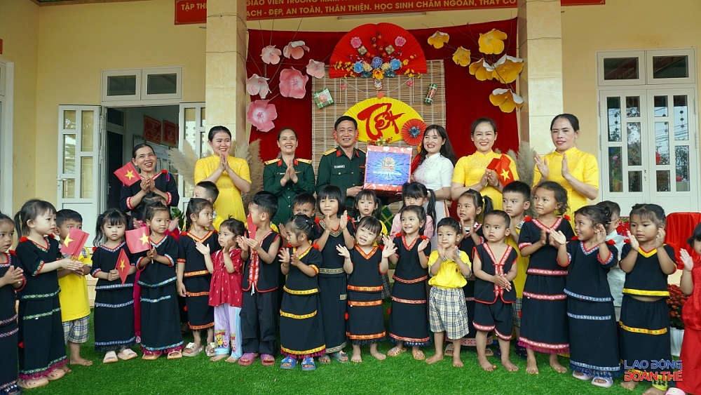 Tết ấm vùng biên: Trao quà, tiếp sức đoàn viên Đoàn KT-QP 710 và 717