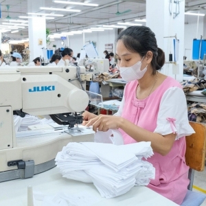 Lao động nữ nuôi con nhỏ làm công việc độc hại được giảm giờ làm, không bị giảm lương